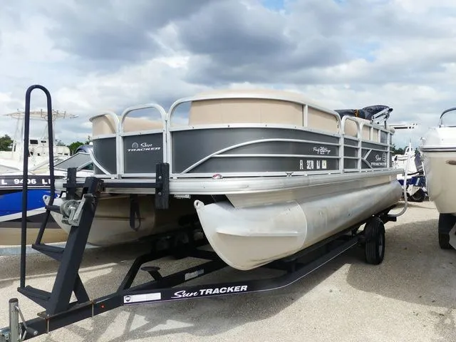 The Image of Sun Tracker Party Barge 20 DLX 2017 - 1