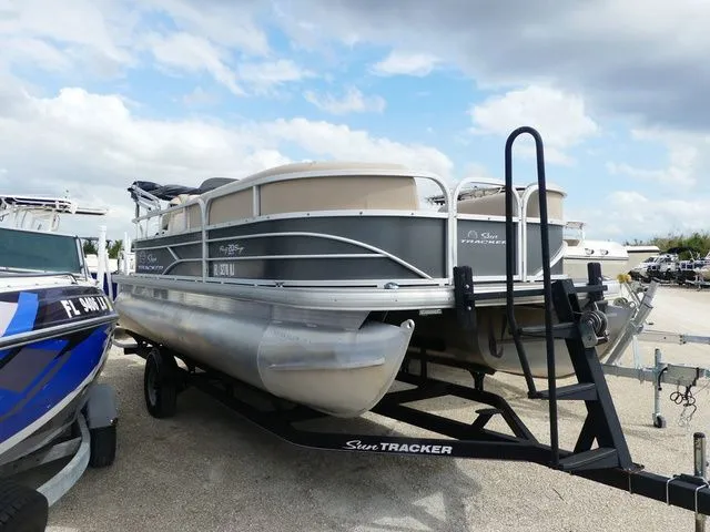 Slide: The Image of Sun Tracker Party Barge 20 DLX 2017 - 3