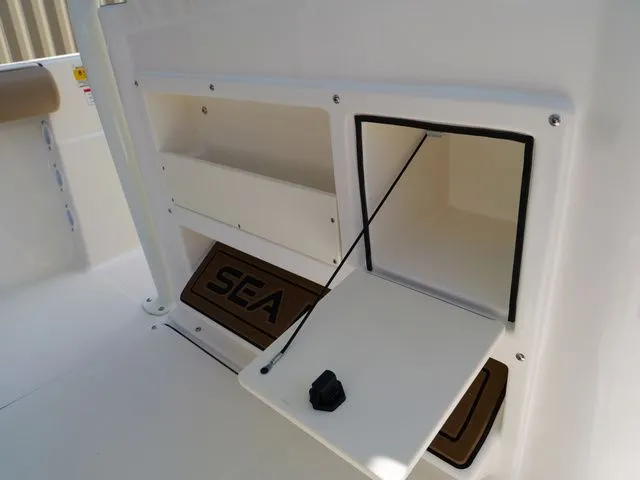 Slide: The Image of Sea Born LX22 Center Console 2026 - 12
