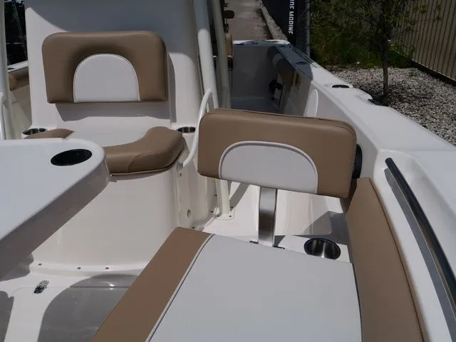 Slide: The Image of Sea Born LX22 Center Console 2026 - 20