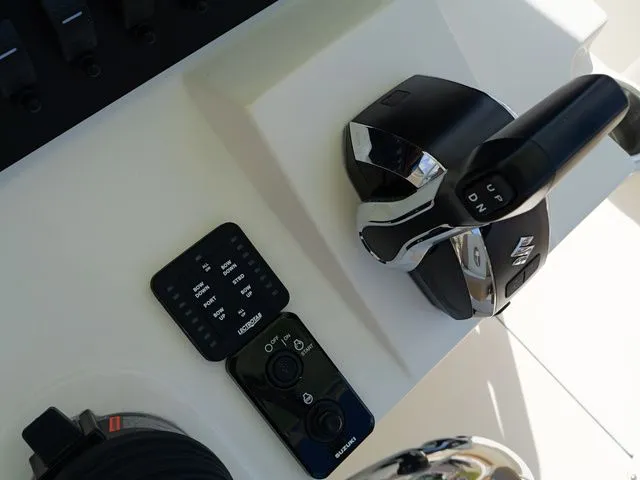 Slide: The Image of Sea Born LX22 Center Console 2026 - 31