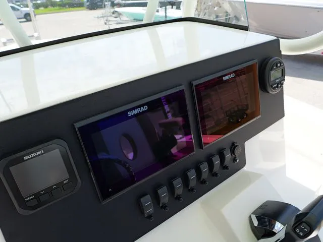 Slide: The Image of Sea Born LX22 Center Console 2026 - 32
