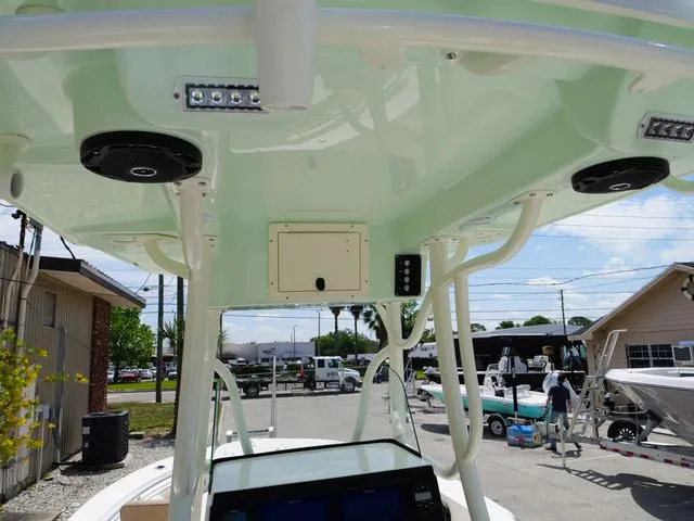 Slide: The Image of Sea Born LX22 Center Console 2026 - 33