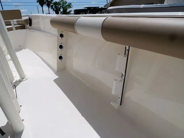 Slide: The Image of Sea Born LX22 Center Console 2026 - 34