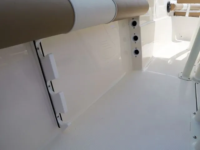 Slide: The Image of Sea Born LX22 Center Console 2026 - 35