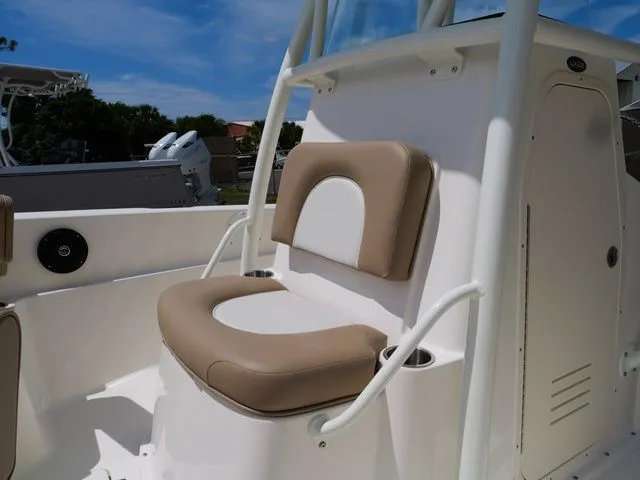 Slide: The Image of Sea Born LX22 Center Console 2026 - 41