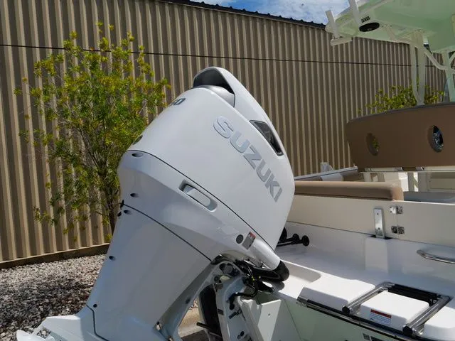 Slide: The Image of Sea Born LX22 Center Console 2026 - 55