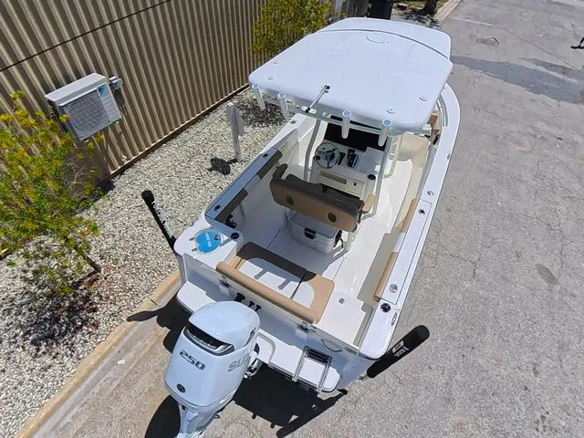 Slide: The Image of Sea Born LX22 Center Console 2026 - 56