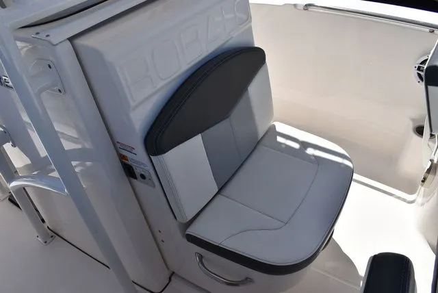 Slide: The Image of Robalo R202 Explorer 2023 - 54