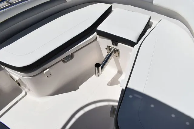Slide: The Image of Robalo R202 Explorer 2023 - 63