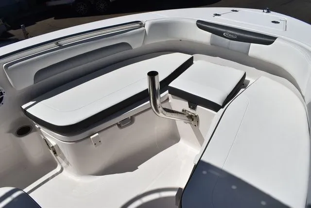 Slide: The Image of Robalo R202 Explorer 2023 - 64