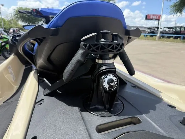 Slide: The Image of Sea-Doo Wake 170 2026 - 16