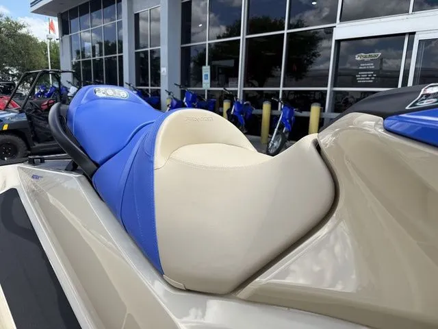 Slide: The Image of Sea-Doo Wake 170 2026 - 17