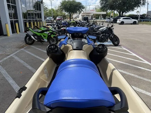 Slide: The Image of Sea-Doo Wake 170 2026 - 8