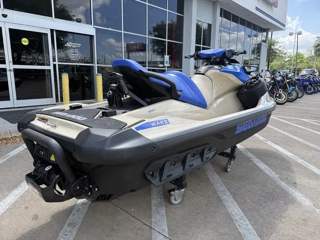 Slide: The Image of Sea-Doo Wake 170 2026 - 9