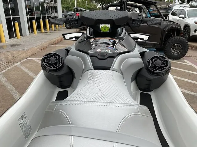 Slide: The Image of Sea-Doo GTX Limited 325 2026 - 10