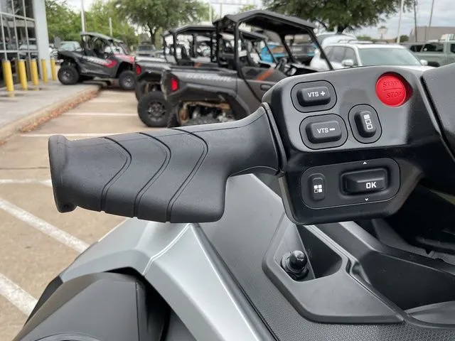 Slide: The Image of Sea-Doo GTX Limited 325 2026 - 18