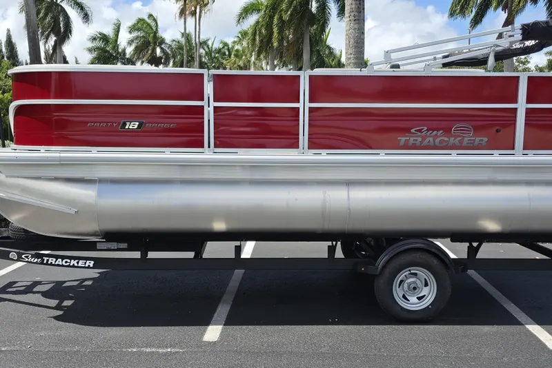 The Image of Sun Tracker Party Barge 18 DLX 2026 - undefined