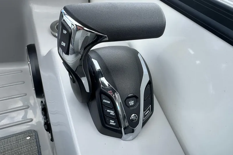 Slide: The Image of Throttle control panel of 2024 Bennington LX Sport Line boat. - 32