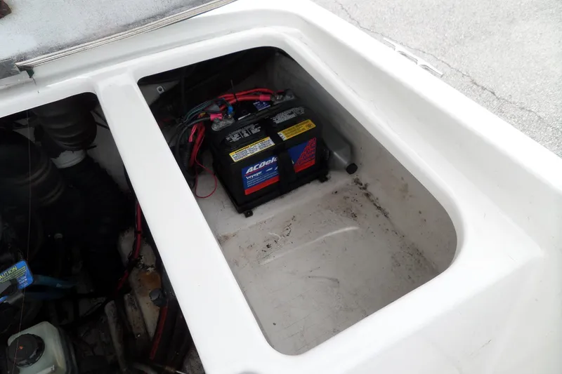 Slide: The Image of Battery compartment of a 2005 Tahoe Q4 Sport boat, featuring an AC Delco battery. - 25