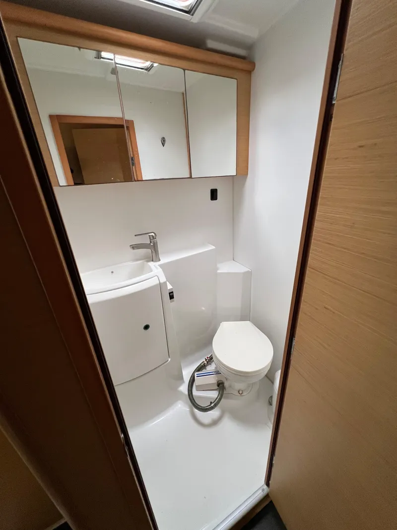 Slide: The Image of Bathroom in Lagoon 420 catamaran, year 2008. - 46