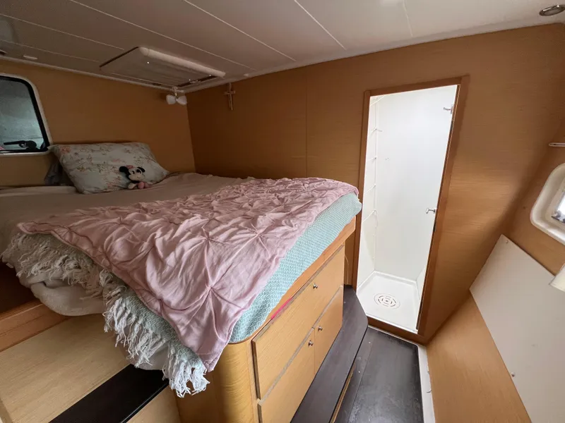 Slide: The Image of Interior of a 2008 Lagoon 420 with bed and shower. - 47
