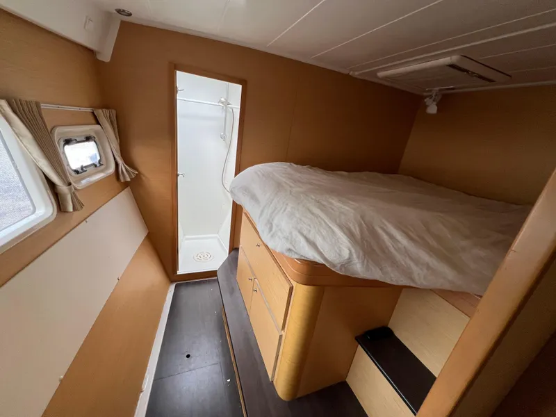 Slide: The Image of Interior of a 2008 Lagoon 420 yacht with bed and shower. - 48