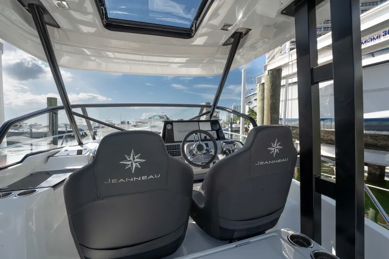Slide: The Image of 2024 Jeanneau Leader 9.0 WA Series 2 cockpit with modern steering and seating. - 23