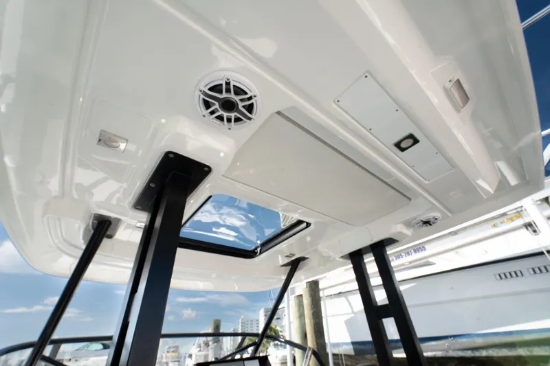 Slide: The Image of 2024 Jeanneau Leader 9.0 WA Series 2 boat roof with speakers and skylight. - 38