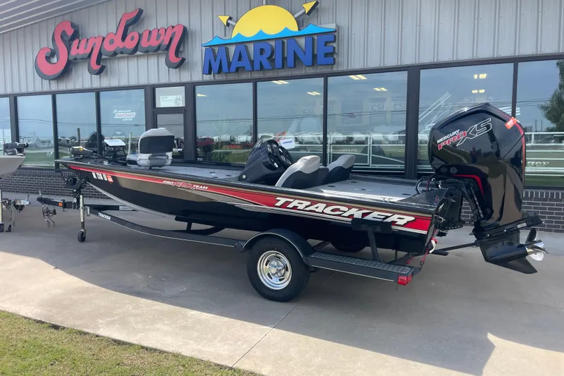 The Image of 2018 Tracker Pro Team 190 TX boat displayed at Sundown Marine dealership. - 0