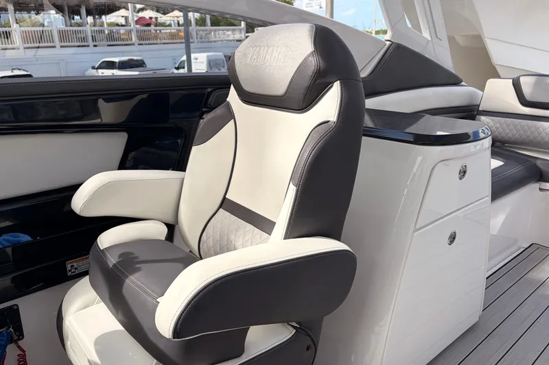 Slide: The Image of Luxury seating on 2021 Yamaha Boats 275SD, featuring sleek design and premium materials. - 18