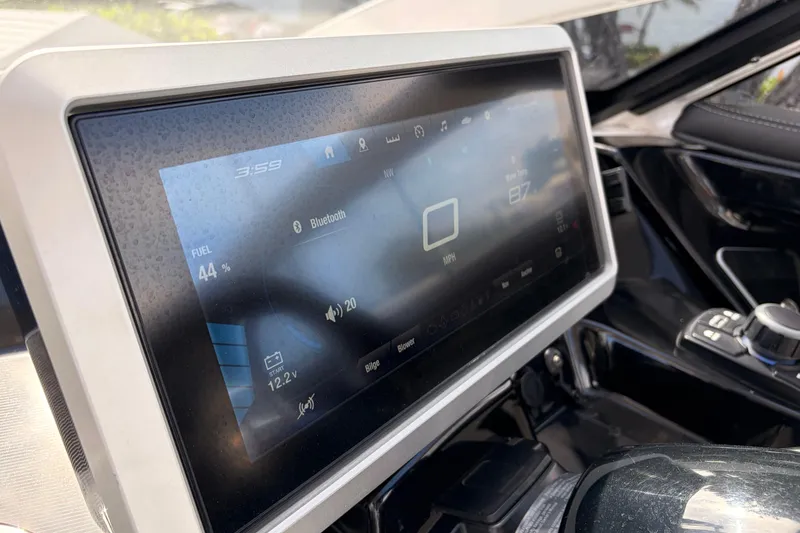 Slide: The Image of 2021 Yamaha Boats 275SD dashboard display showing fuel level and Bluetooth connectivity. - 20