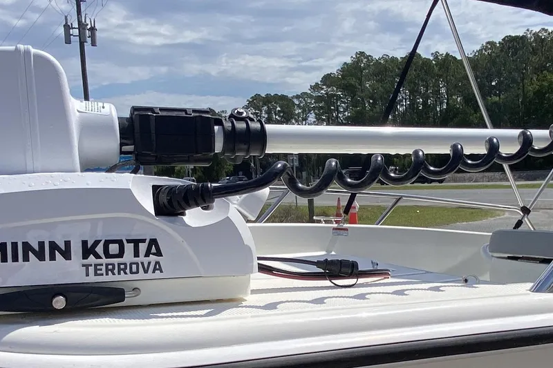 Slide: The Image of 2021 Mako Pro Skiff 15 CC with Minn Kota Terrova trolling motor. - 8