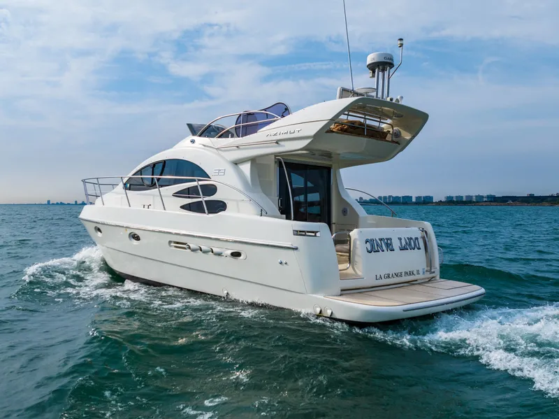 Slide: The Image of 2004 Azimut 39 Flybridge yacht cruising near city skyline. - 19
