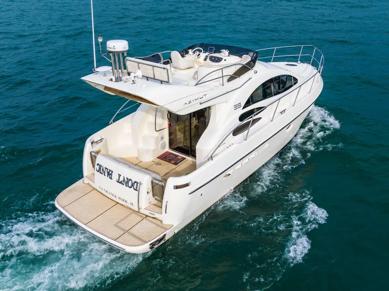 Slide: The Image of Azimut 39 Flybridge 2004 with city skyline in background. - 22