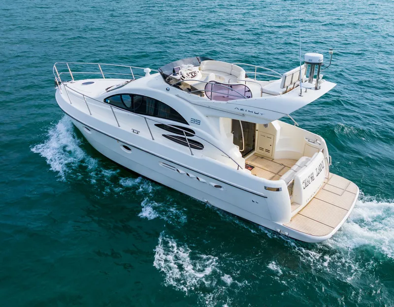 Slide: The Image of Azimut 39 Flybridge 2004 with city skyline view on water. - 23