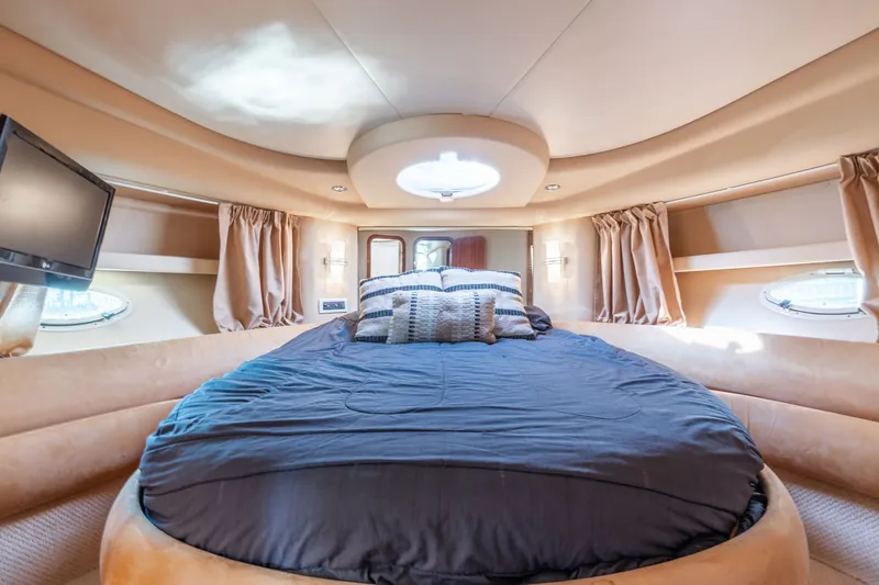 Slide: The Image of Luxurious cabin of the 2004 Azimut 39 Flybridge yacht. - 47