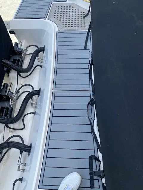 Slide: The Image of Sea Ray SLX 400 Outboard 2020 - 10