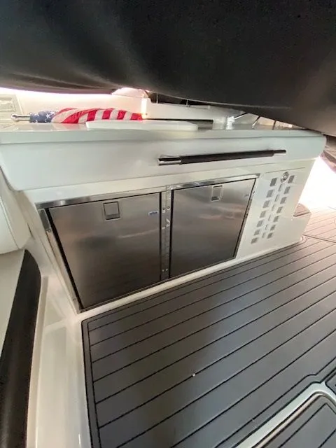 Slide: The Image of Sea Ray SLX 400 Outboard 2020 - 20