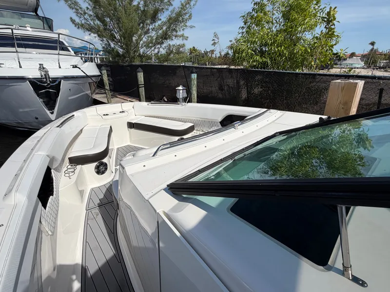 Slide: The Image of Sea Ray SLX 400 Outboard 2020 - 35