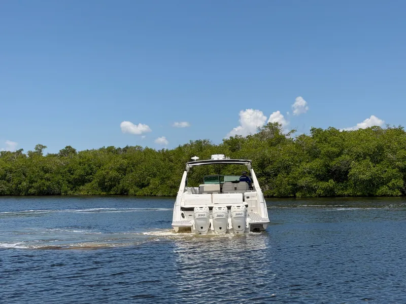 Slide: The Image of Sea Ray SLX 400 Outboard 2020 - 4