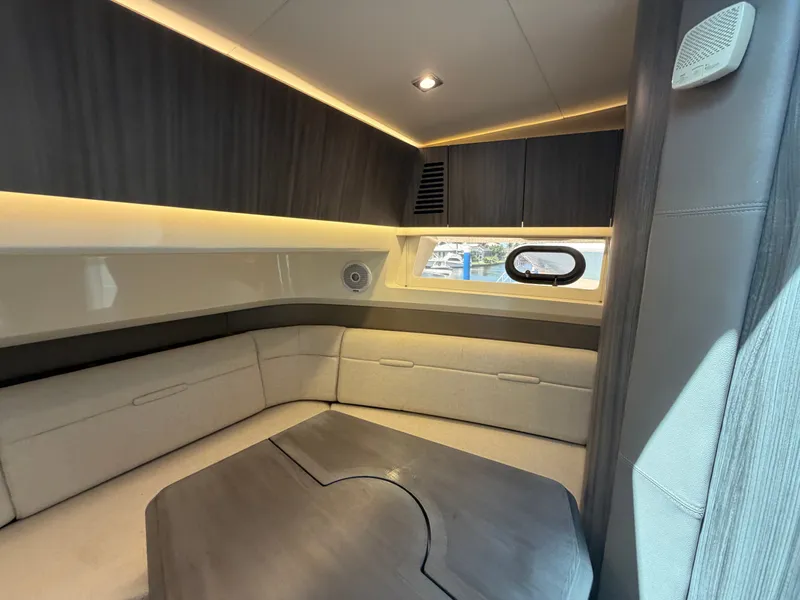 Slide: The Image of Sea Ray SLX 400 Outboard 2020 - 53
