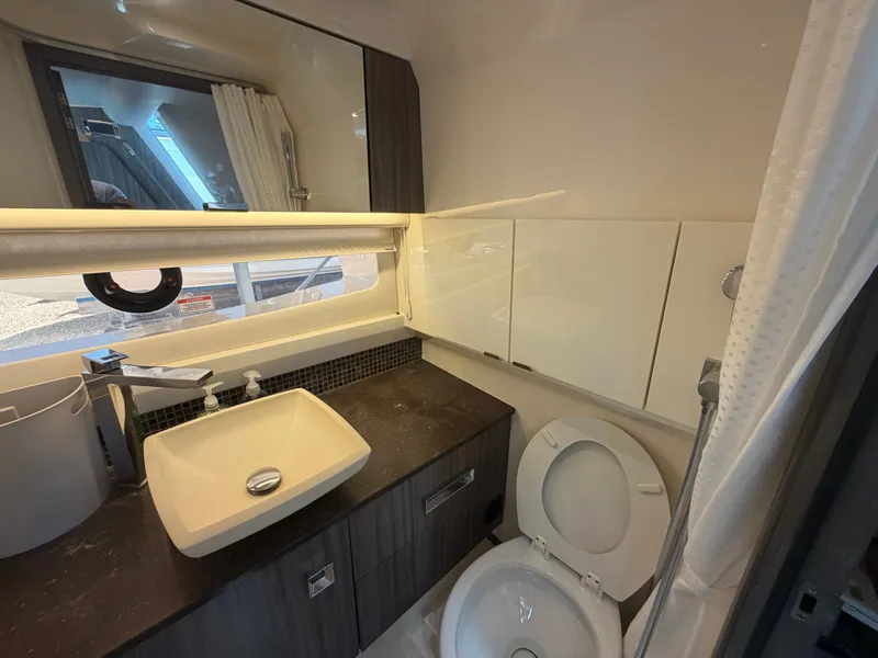 Slide: The Image of Sea Ray SLX 400 Outboard 2020 - 54