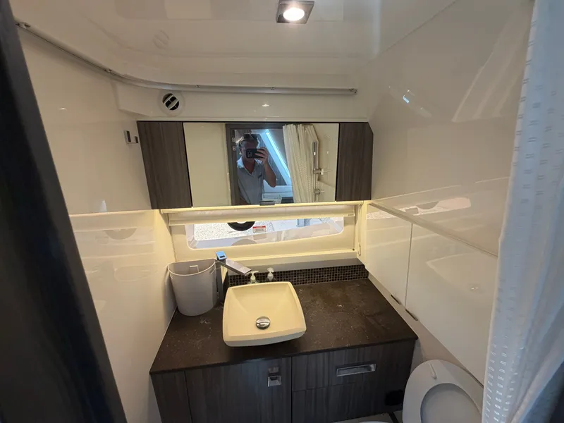 Slide: The Image of Sea Ray SLX 400 Outboard 2020 - 57