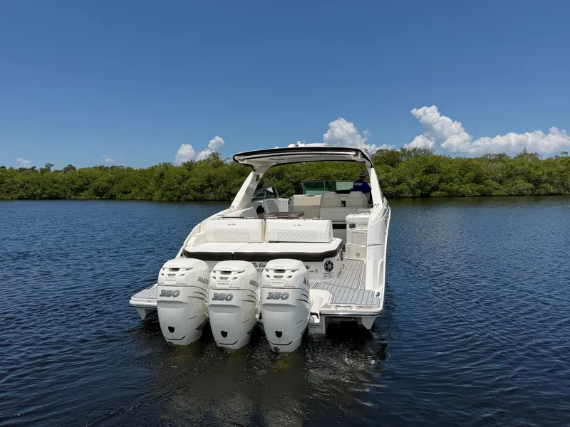 Slide: The Image of Sea Ray SLX 400 Outboard 2020 - 7