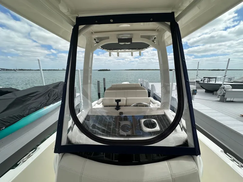 Slide: The Image of Boston Whaler 250 Dauntless 2024 - 22