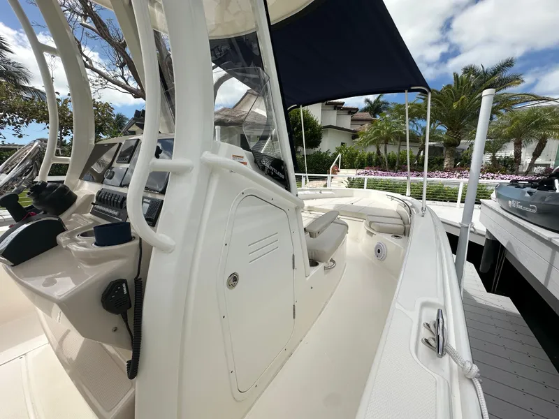 Slide: The Image of Boston Whaler 250 Dauntless 2024 - 24