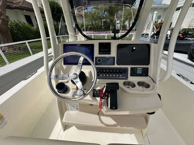 Slide: The Image of Boston Whaler 250 Dauntless 2024 - 25
