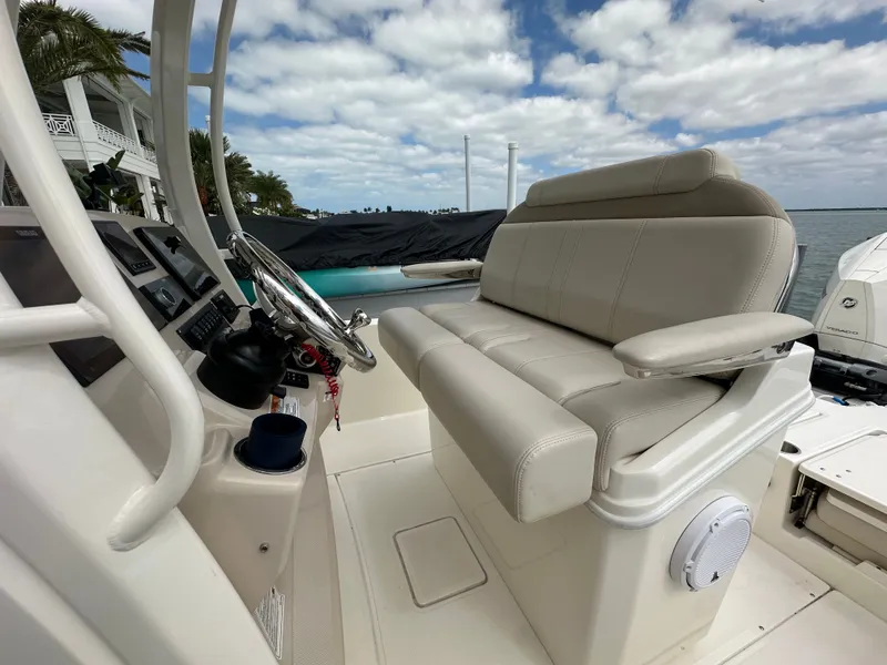 Slide: The Image of Boston Whaler 250 Dauntless 2024 - 26