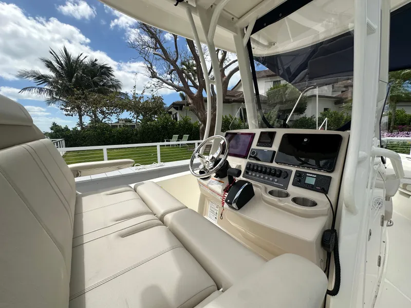 Slide: The Image of Boston Whaler 250 Dauntless 2024 - 27